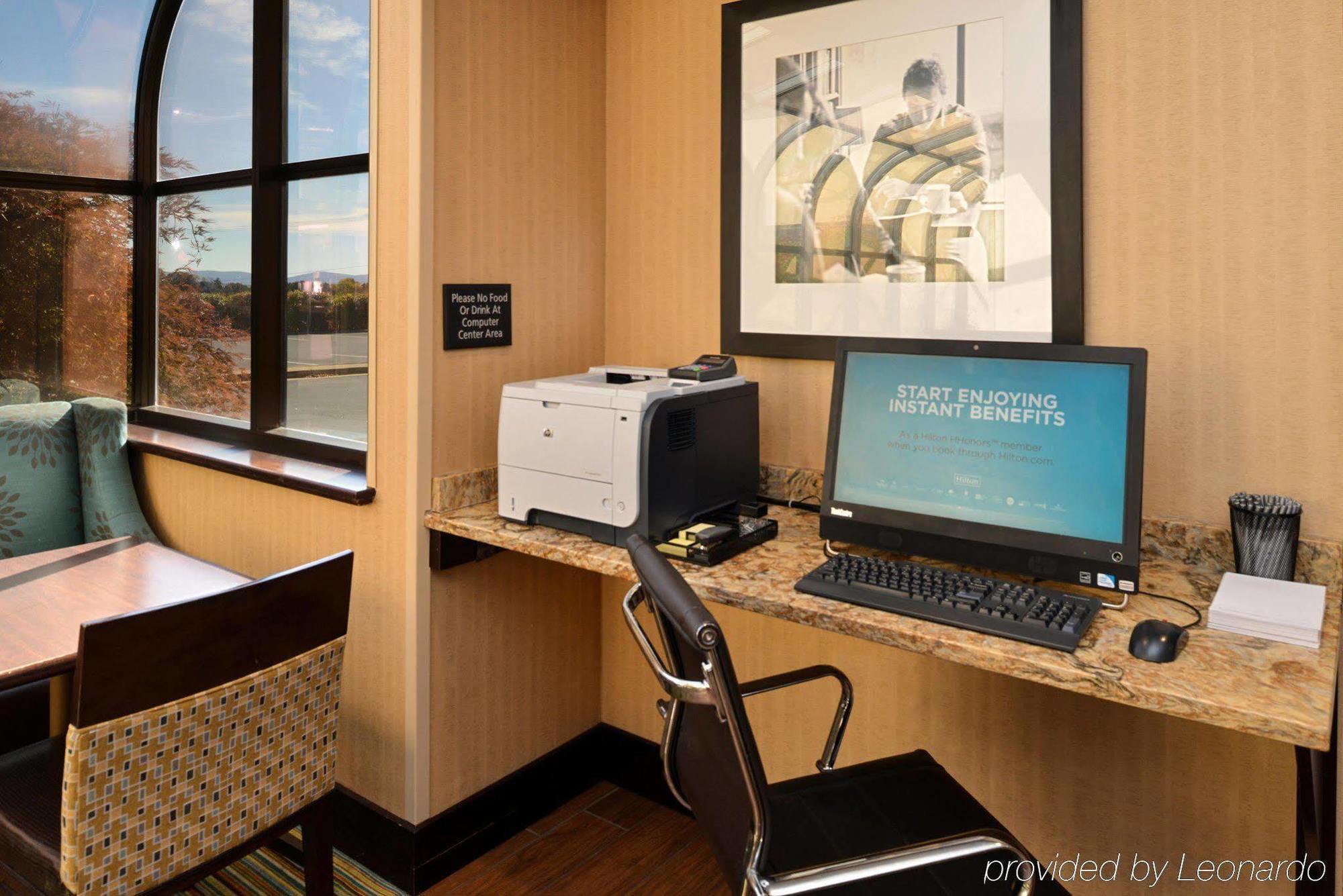Hampton Inn Стантън Екстериор снимка